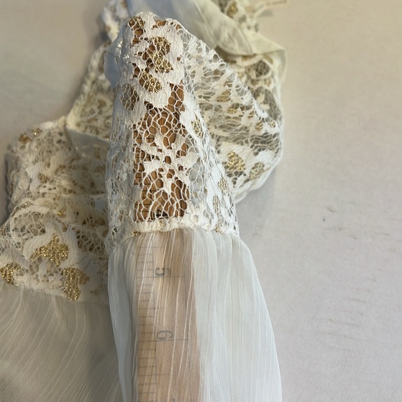 Kirra sheer sleeveless lace button up top. White gold accents small. - Picture 5 of 8